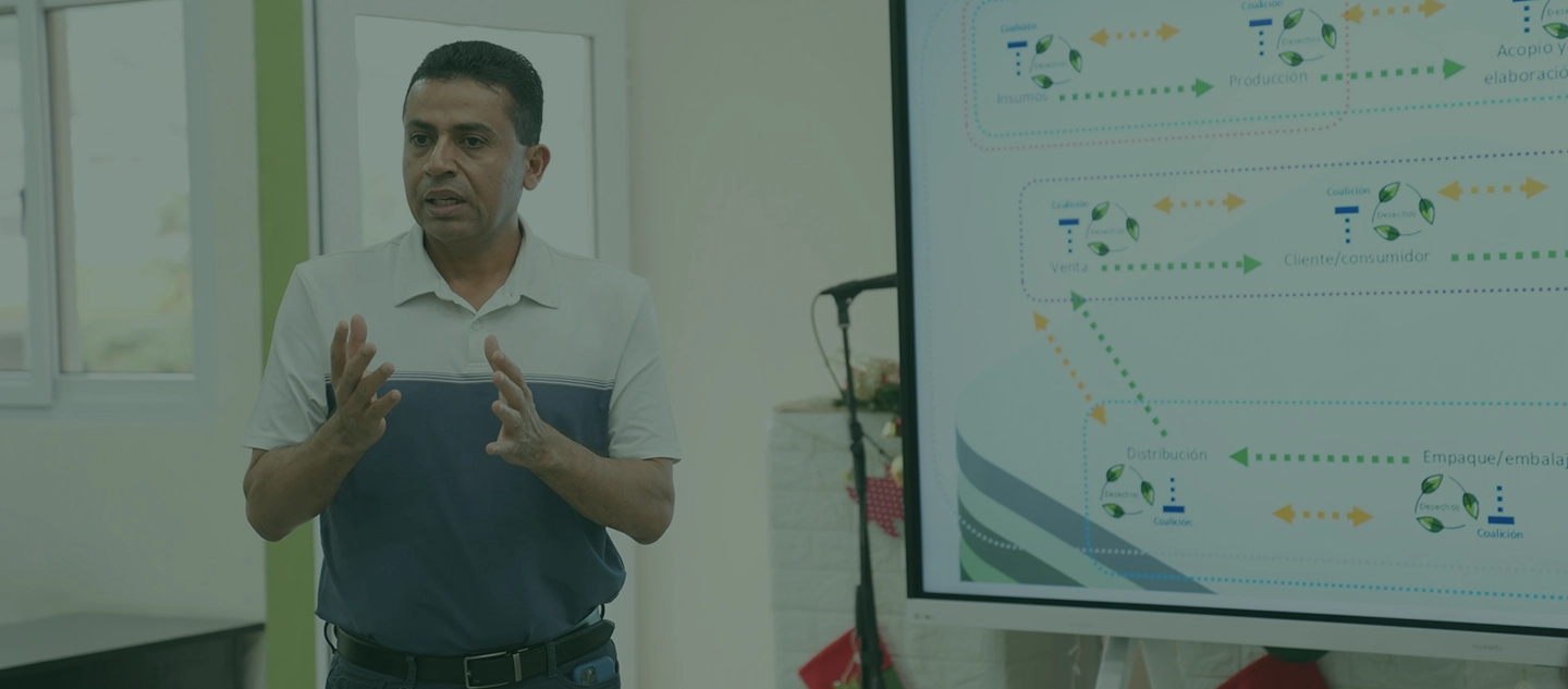 Personas participando en taller