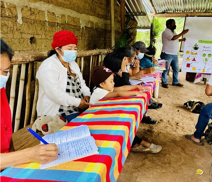 Personas en taller comunitario